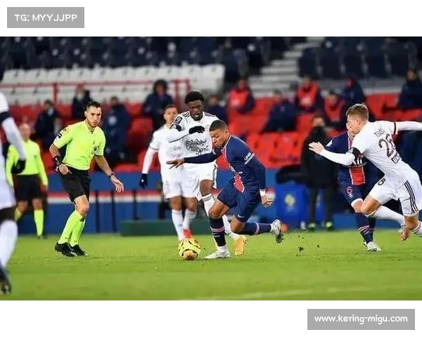 巴黎圣日耳曼定位球威胁，拉莫斯头球攻门造险